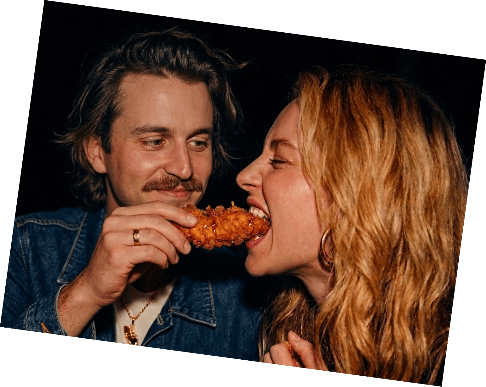 Couple qui partage du poulet frit