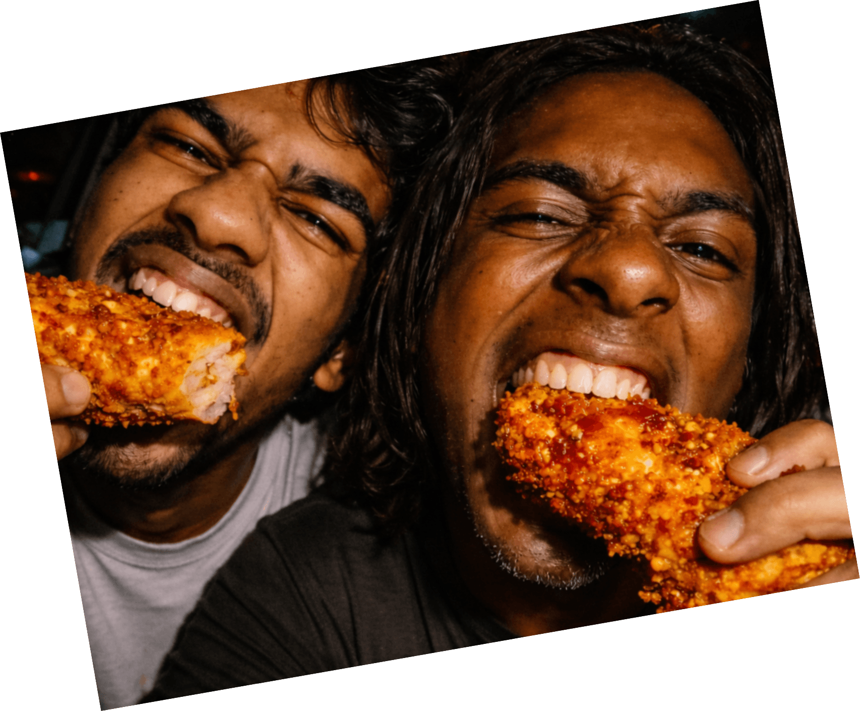 Amis qui dévorent des wings